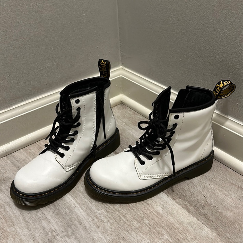 Dr. Martens 1406 8-eye patent boot. Little kid/Big kid- white. SIZE 3.